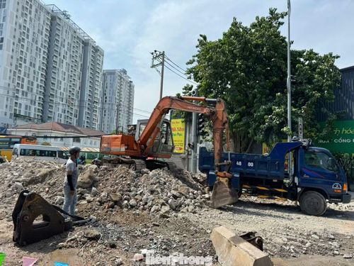 Theo chủ đầu tư Khu đô thị Vạn Phúc, phần lộ giới của quốc lộ 13 dính tới cổng chào nên phải tháo dỡ, di dời vào bên trong.