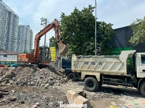 Cổng chào Khu đô thị Vạn Phúc sau khi tháo dỡ xong, xe tải chở xà bần đi đổ đúng nơi quy định.