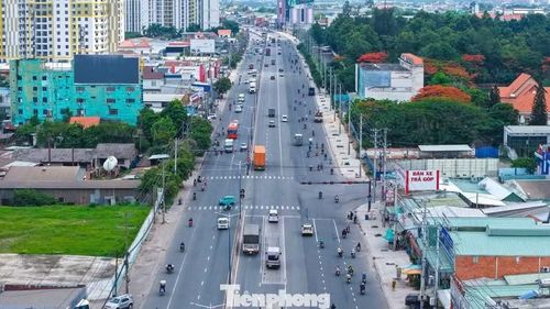 Còn tại địa phận Bình Dương cũ, sau gần 4 năm thi công, dự án nâng cấp mở rộng quốc lộ 13 đang bước vào giai đoạn hoàn thiện cuối cùng.