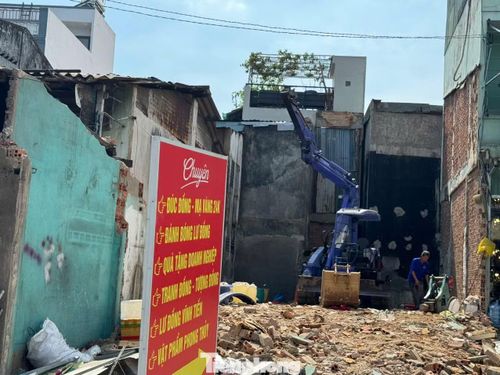 Phương tiện cơ giới đang phá dỡ một ngôi nhà.