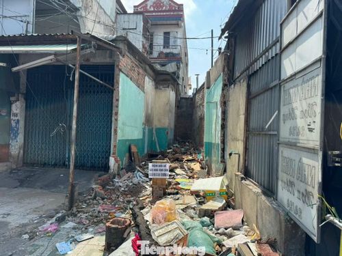 Một ngôi nhà đã phá dỡ xong. Đơn vị kinh doanh cũ để bảng chỉ dẫn khách hàng đến nơi kinh doanh mới.