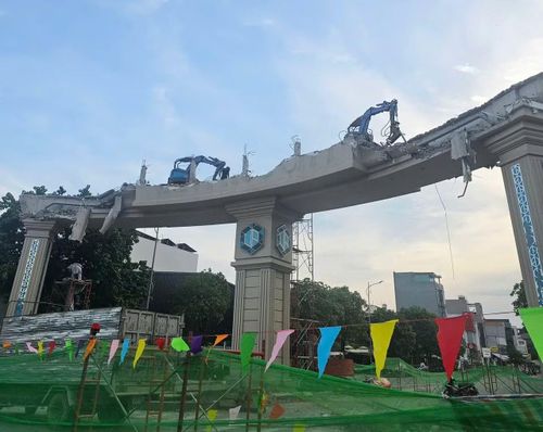 Cổng chào của Khu đô thị Vạn Phúc nằm trên quốc lộ 13 cũng đang được tháo dỡ.