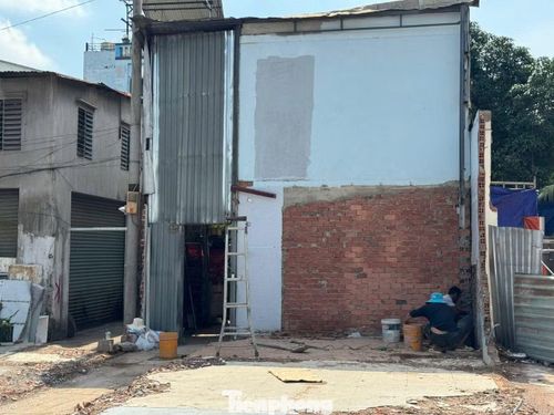 Không chỉ cổng chào, hàng trăm nhà dân cũng tháo dỡ để lấy mặt bằng mở rộng quốc lộ 13.