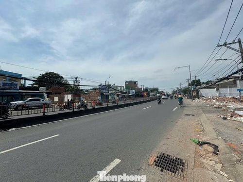 Hiện tại, TPHCM đang triển khai dự án mở rộng quốc lộ 13 có chiều dài khoảng 6km, tổng mức đầu tư gần 21.000 tỷ đồng. Sau khi hoàn thành, tuyến đường sẽ được mở rộng lên 60m, kết hợp đường trên cao và hệ thống đường song hành, góp phần nâng cao năng lực lưu thông tại cửa ngõ kết nối TPHCM với khu vực Bình Dương và các tỉnh Đông Nam Bộ.