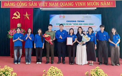 Anh Hà Ngọc Huy - Phó Bí thư thường trực Tỉnh Đoàn Cao Bằng trao quyết định thành lập câu lạc bộ. Ảnh: TĐCB