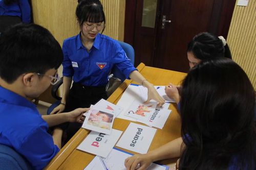 Các huấn luyện viên trẻ trao đổi, thảo luận nhóm tại chương trình. Ảnh: CTV