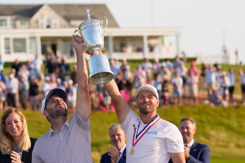 Wyndham Clark ăn mừng chức vô địch với caddie David Pelekoudas.