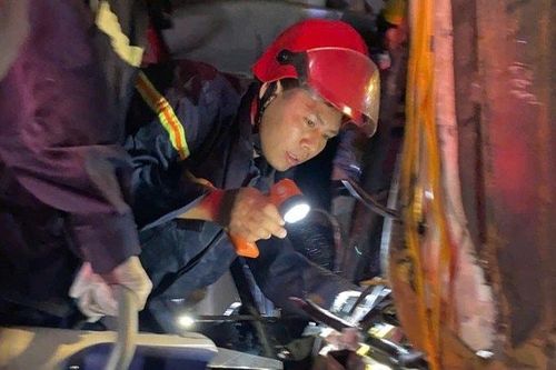Lực lượng chức năng phối hợp giải cứu các nạn nhân.