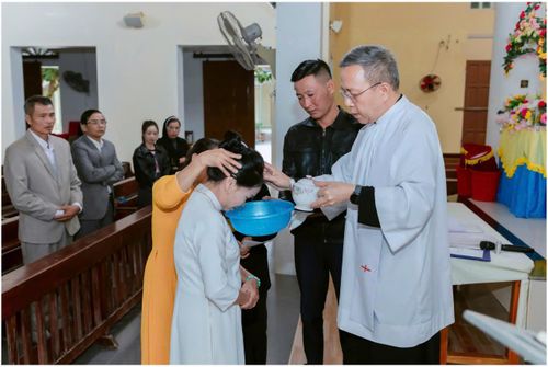 Linh mục Nguyễn Xuân Phương trong một nghi lễ tại Thánh đường Đồng Lam (Ảnh: Giáo xứ Đồng Lam)