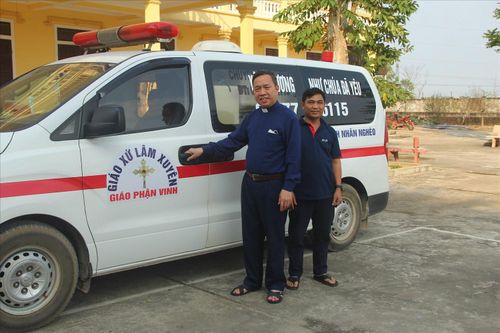 Linh mục Nguyễn Xuân Phương (trái) bên chiếc xe cứu thương thiện nguyện, khi còn ở Giáo xứ Lâm Xuyên (Ảnh: A.T)