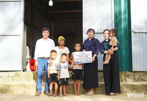 Số tiền bạn đọc Báo VietNamNet hỗ trợ 4 cháu mồ côi được Ủy ban MTTQ Việt Nam xã Kim Phú quản lý, hằng tháng sẽ trích để chăm lo, nuôi dưỡng các cháu. Ảnh: Hải Sâm