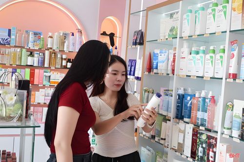 Chủ cửa hàng tư vấn kỹ cho chị Nguyễn Thu Mai (bên trái) trước khi lựa chọn sản phẩm.