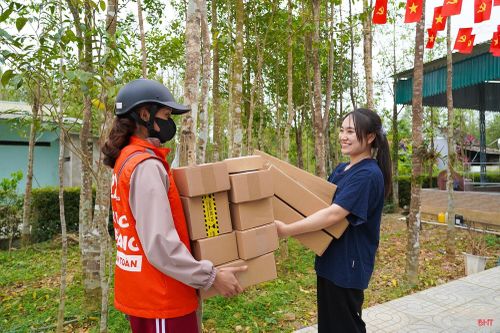 Đơn hàng ở các tỉnh, thành được giao cho đơn vị vận chuyển đều đặn.