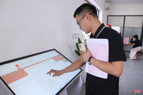 Trung tâm Phục vụ hành chính công phường Hà Huy Tập trang bị màn hình lớn cho người dân truy cập cổng dịch vụ công trực tuyến và tra cứu thông tin.