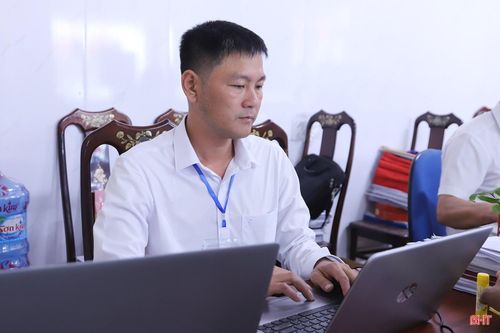 Anh Lê Công Xuân và đồng nghiệp phải luôn nỗ lực học hỏi nâng cao trình độ, kỹ năng số.