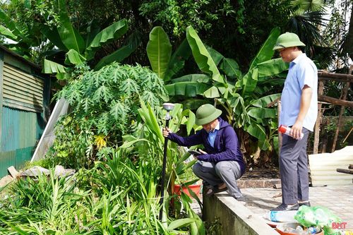 Các đơn vị liên quan thực hiện cắm mốc GPMB dự án đường Xuân Diệu kéo dài.