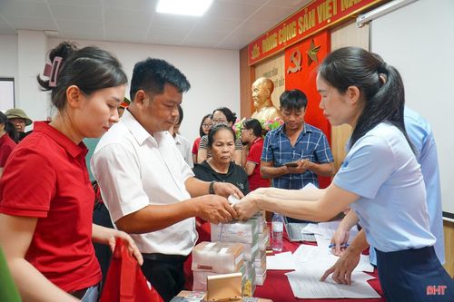83 hộ dân 2 tổ dân phố Tâm Quý và Trung Quý (phường Thành Sen) bị ảnh hưởng bởi dự án đường Xô Viết Nghệ Tĩnh kéo dài về phía Đông nhận tiền chi trả bồi thường, hỗ trợ.
