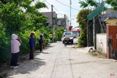Cấp ủy, chính quyền và các tổ chức đoàn thể phường Trần Phú hỗ trợ người dân trong di dời nhà cửa, nhường đất thực hiện dự án đường vành đai phía Đông.
