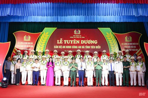 Các đồng chí lãnh đạo tỉnh chụp ảnh lưu niệm cùng cán bộ, chiến sĩ được vinh danh.