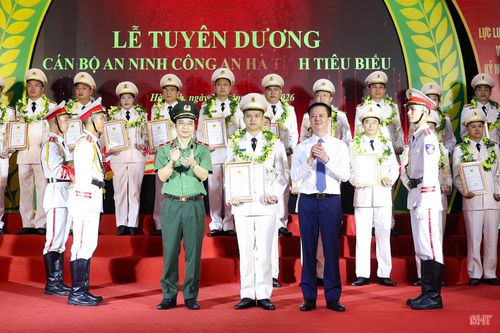 Đồng chí Trần Báu Hà - Phó Chủ tịch Thường trực UBND tỉnh, Thiếu tướng Nguyễn Xuân Thao - Giám đốc Công an tỉnh vinh danh các cá nhân tiêu biểu.