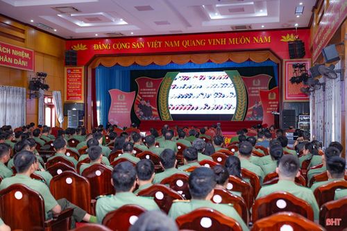 Đại biểu xem phóng sự tài liệu “Những bông hoa lặng thầm”.