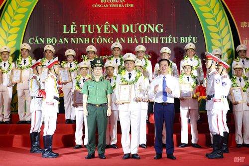 Tại buổi lễ, Công an tỉnh đã tuyên dương 25 cán bộ an ninh tiêu biểu.