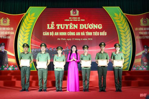 Phó Chủ tịch HĐND tỉnh Nguyễn Thị Việt Hà trao giải cho các cá nhân, tập thể đạt giải Cuộc thi viết “80 năm Ngày truyền thống lực lượng An ninh Nhân dân”.