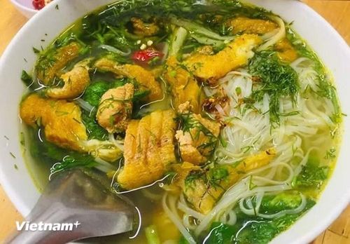 Canh cá Quỳnh Phụ là món ăn sáng hấp dẫn được nhiều người lựa chọn. (Ảnh: Vietnam+)