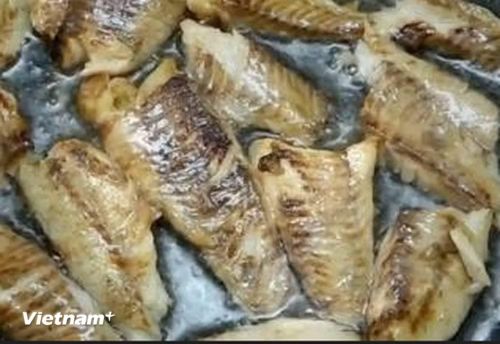 Cá sau khi được loại bỏ xương được đem vào tẩm ướp, (Ảnh: PT/Vietnam+)