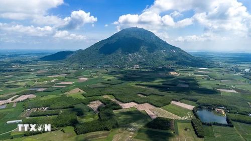 Núi Bà Đen, nơi ghi nhận có 6 đàn với tổng số 118 cá thể Chà vá chân đen quý hiếm sinh sống ổn định trong khu vực rừng tự nhiên của núi. (Ảnh: Giang Phương/TTXVN)