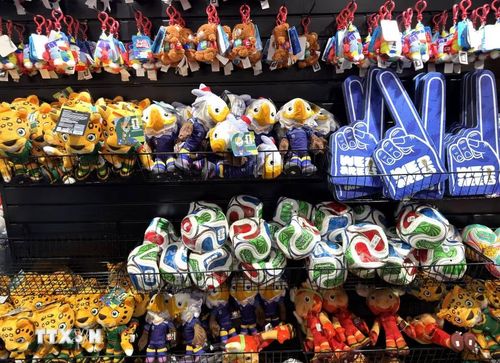 Kệ hàng chất đầy sản phẩm lưu niệm chính thức của FIFA được sản xuất riêng cho World Cup 2026. (Ảnh: Ngọc Quang/TTXVN)