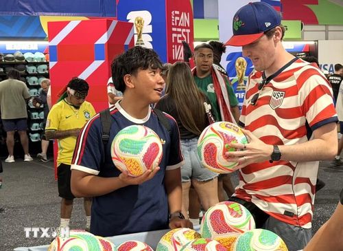 World Cup 2026 chỉ kéo dài hơn một tháng, nhưng những món quà lưu niệm ấy có thể được giữ lại nhiều năm sau. (Ảnh: Ngọc Quang/TTXVN)