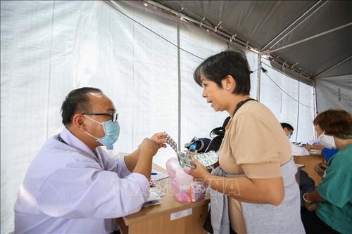 Người dân được tư vấn về tình trạng sức khỏe và các biện pháp chăm sóc, phòng ngừa bệnh. Ảnh: Giang Phương/TTXVN