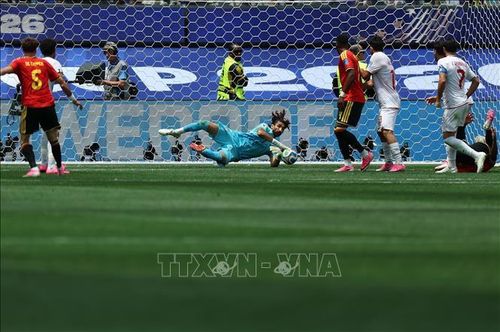 Pha cứu thua của thủ môn Iran Alireza Beiranvand. Ảnh: THX/TTXVN