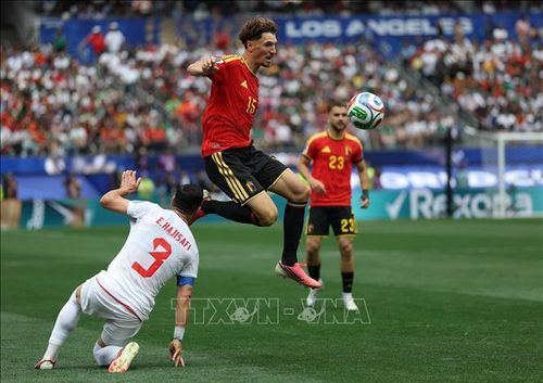 Pha tranh bóng giữa hậu vệ Bỉ Thomas Meunier (trên) và hậu vệ Iran Ehsan Hajisafi. Ảnh: THX/TTXVN