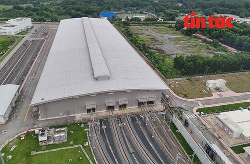Khu vực bảo dưỡng, sửa chữa tàu tại Depot Long Bình rộng khoảng 4.000 m2. Các cửa chính của xưởng kết nối trực tiếp với đường ray cho tàu chạy vào bên trong.
