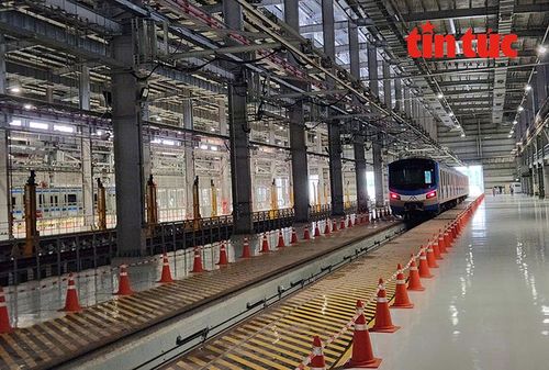 Bên trong nhà xưởng với hệ thống khung, cầu trục để lắp đặt các máy móc cần thiết cho việc sửa tàu. Dưới nền nhà xưởng chia thành nhiều đường ray khổ 1,43 m cho tàu chạy vào.