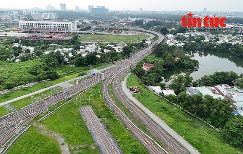 Tuyến metro Bến Thành - Suối Tiên dài gần 20 km, là tuyến đường sắt đô thị đầu tiên tại TP Hồ Chí Minh. Tuyến bắt đầu từ ga Bến Thành đến depot Long Bình với 3 ga ngầm và 11 ga trên cao.