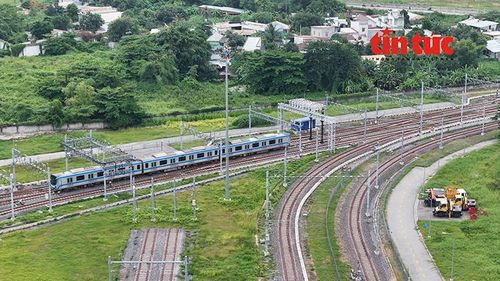 Depot có diện tích hơn 20 ha với các tòa nhà vận hành, xưởng chính, bãi đỗ, trạm vệ sinh, đường ray, khu nhiên liệu, hệ thống điện, tín hiệu.