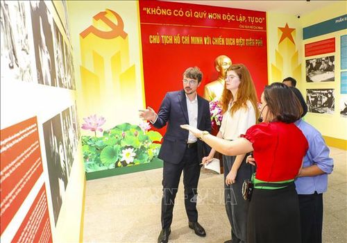 Đoàn chuyên gia của Bảo tàng Ký ức Chiến tranh Caen (Pháp) tham quan, tìm hiểu tại Nhà trưng bày Bảo tàng Chiến thắng Điện Biên Phủ.