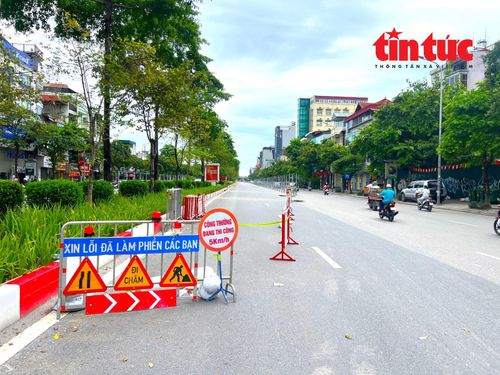 Chủ đầu tư và nhà thầu bố trí cọc tiêu, biển báo, đèn chiếu sáng... để bảo đảm an toàn giao thông.