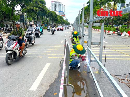 Sau khi rào chắn, đường Văn Cao hướng đi Nguyễn Chí Thanh còn lại 3 làn, hướng đi Hồ Tây còn lại 2 làn.