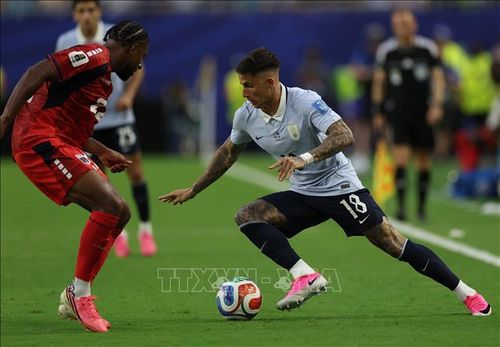 Pha tranh bóng giữa tiền vệ Uruguay Brian Rodriguez (phải) và hậu vệ Cape Verde Steven Moreira. Ảnh: THX/TTXVN