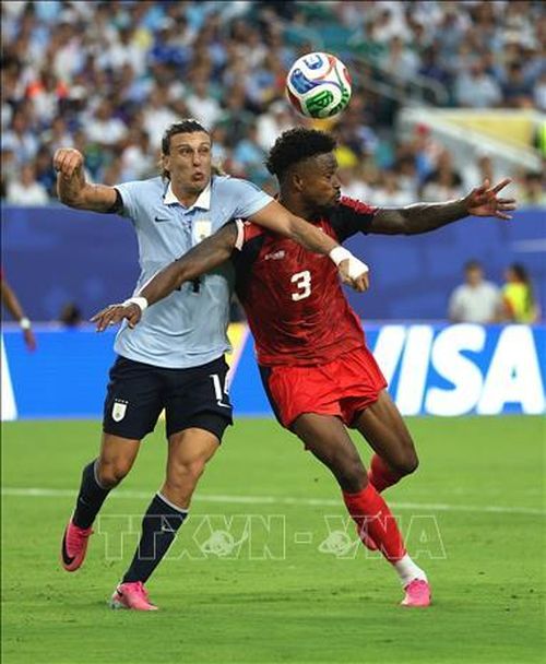 Pha tranh bóng giữa tiền vệ Uruguay Agustin Canobbio (trái) và hậu vệ Cape Verde Diney Borges. Ảnh: THX/TTXVN
