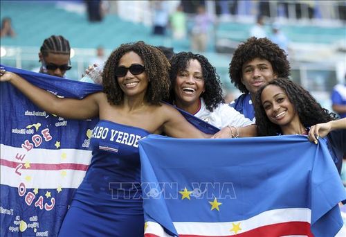 Các cổ động viên đội tuyển Cape Verde. Ảnh: THX/TTXVN