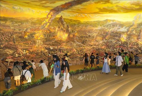 Du khách tham quan bức tranh panorama Chiến dịch Điện Biên Phủ tại Bảo tàng Chiến thắng Điện Biên Phủ.