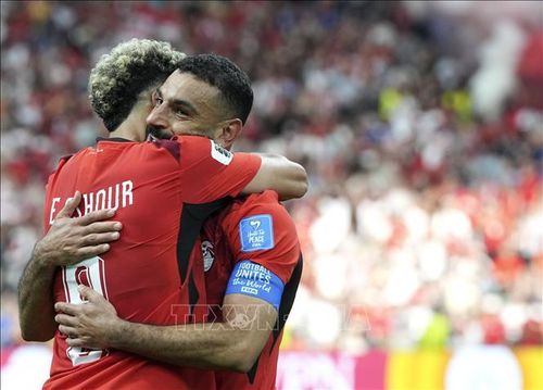 Mohamed Salah (phải) chia vui cùng đồng đội sau khi ghi bàn thắng nâng tỉ số lên 2-1 cho Ai Cập. Ảnh: THX/TTXVN