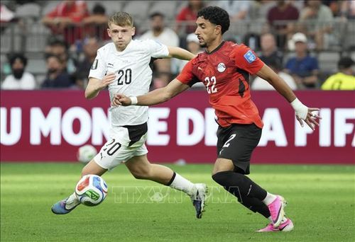 Callum McCowatt (trái) của New Zealand tranh bóng với Omar Marmoush của Ai Cập. Ảnh: THX/TTXVN