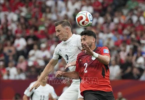 Pha tranh bóng bổng giữa Yasser Ibrahim (phải) của Ai Cập và Chris Wood của New Zealand. Ảnh: THX/TTXVN phát