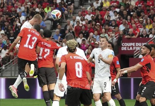 Finn Surman của New Zealand bật cao đánh đầu ghi bàn thắng mở tỉ số trận đấu ở phút 15. Ảnh: THX/TTXVN